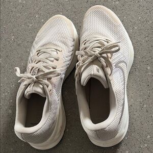 Women's Nike Run Defy Sneakers Size 9
Cream